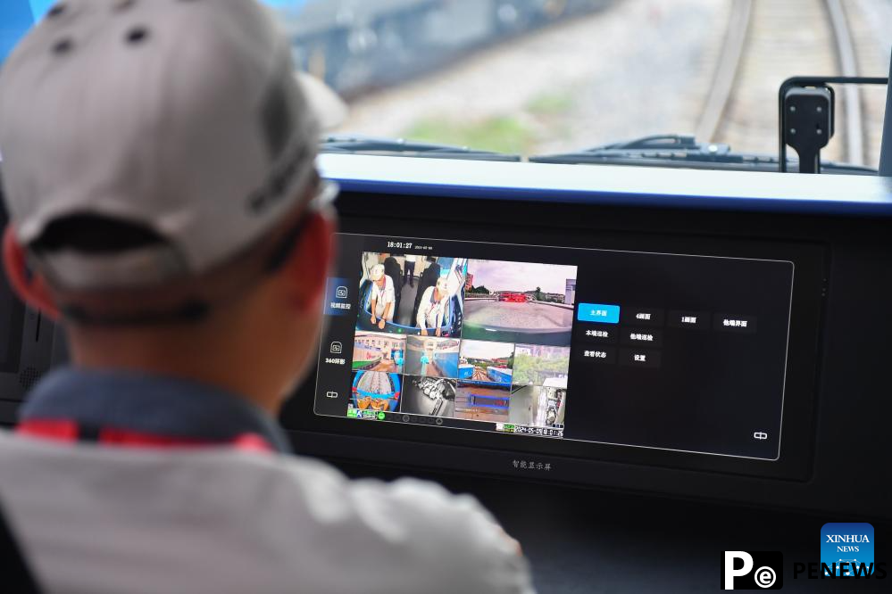 Intelligent heavy-haul electric locomotive rolls off production line in C China