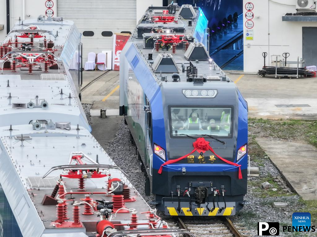 Intelligent heavy-haul electric locomotive rolls off production line in C China