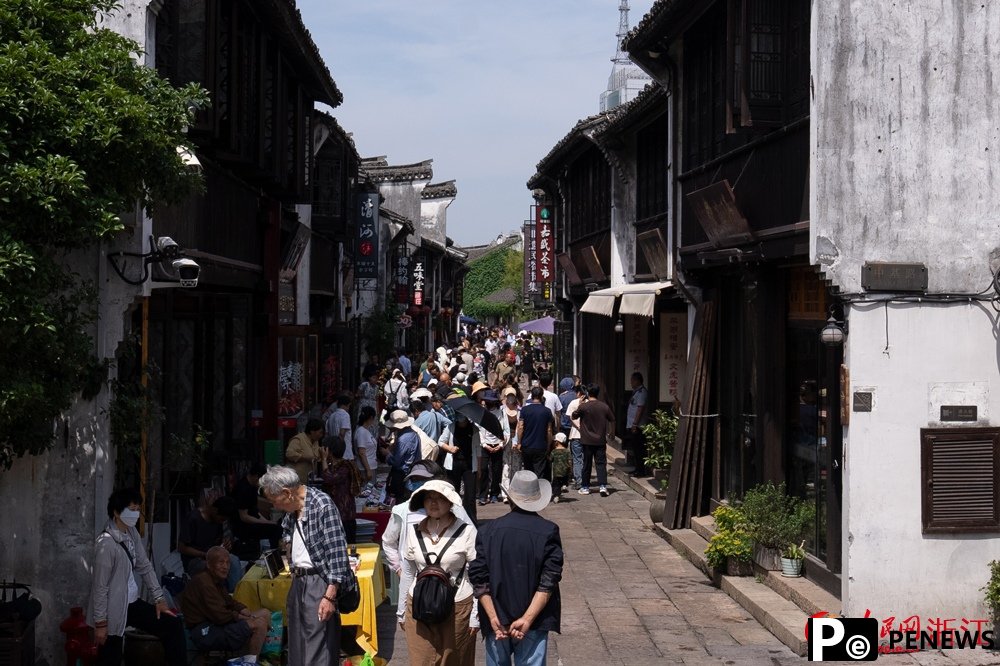 Tourists flock to China