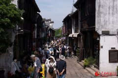 Tourists flock to China's Yuehe Old Street ahead of Dragon Boat Festival
