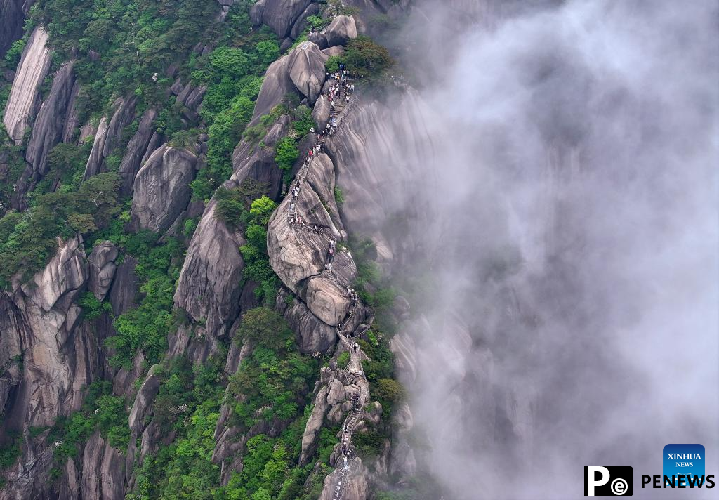 Tiandu peak attracts tourists in Huangshan Mountain scenic area, E China
