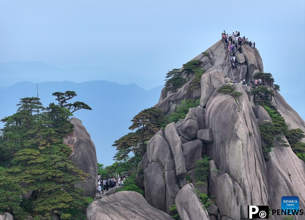 Tiandu peak attracts tourists in Huangshan Mountain scenic area, E China