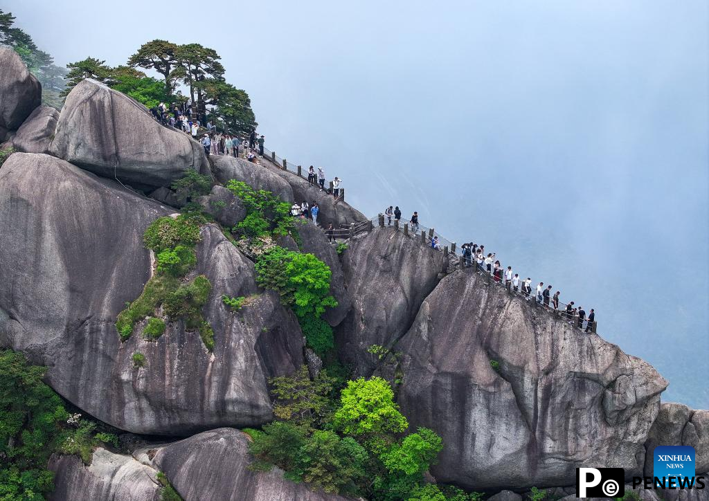 Tiandu peak attracts tourists in Huangshan Mountain scenic area, E China