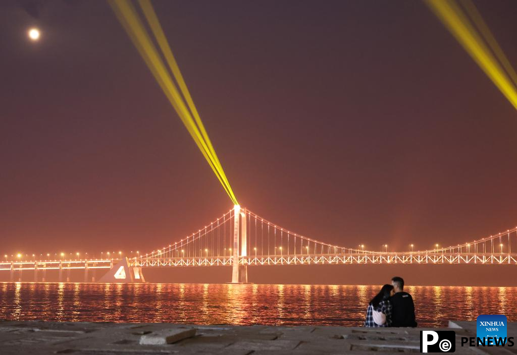 In pics: night life in Dalian, NE China