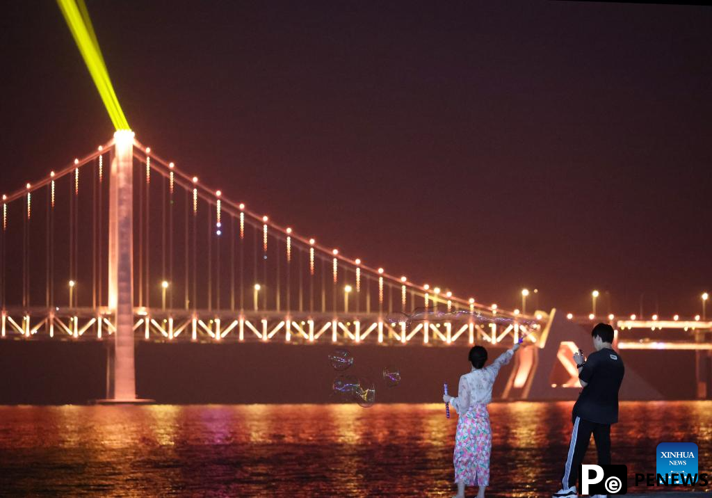 In pics: night life in Dalian, NE China