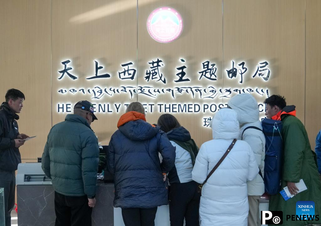 Mount Qomolangma scenic spot enters peak tourism season