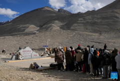 Mount Qomolangma scenic spot enters peak tourism season
