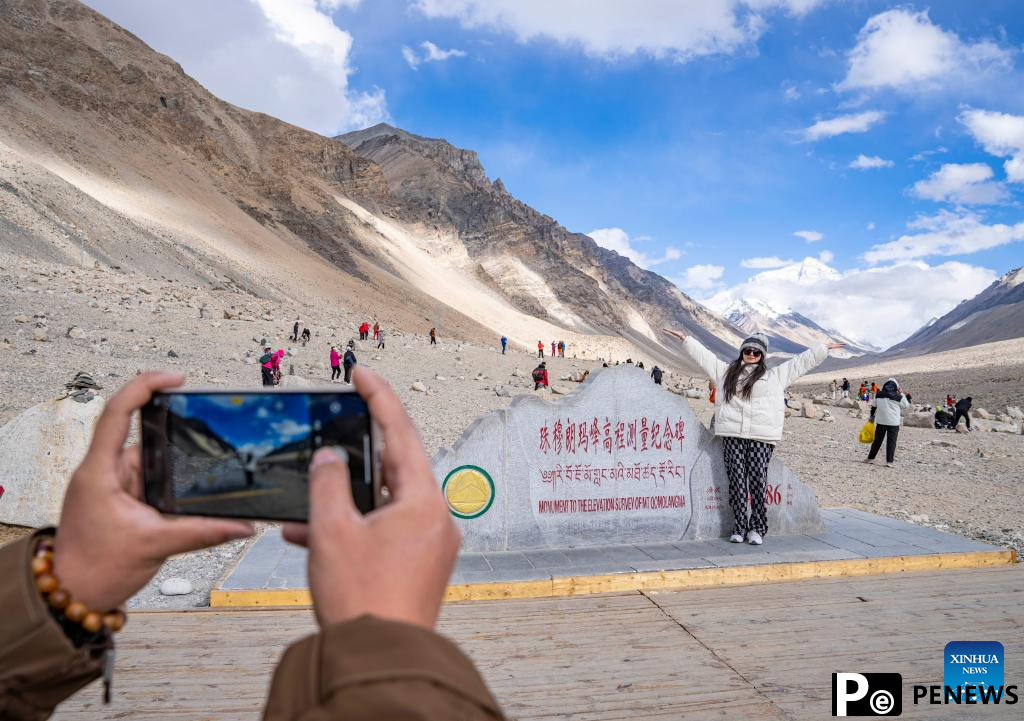 Mount Qomolangma scenic spot enters peak tourism season