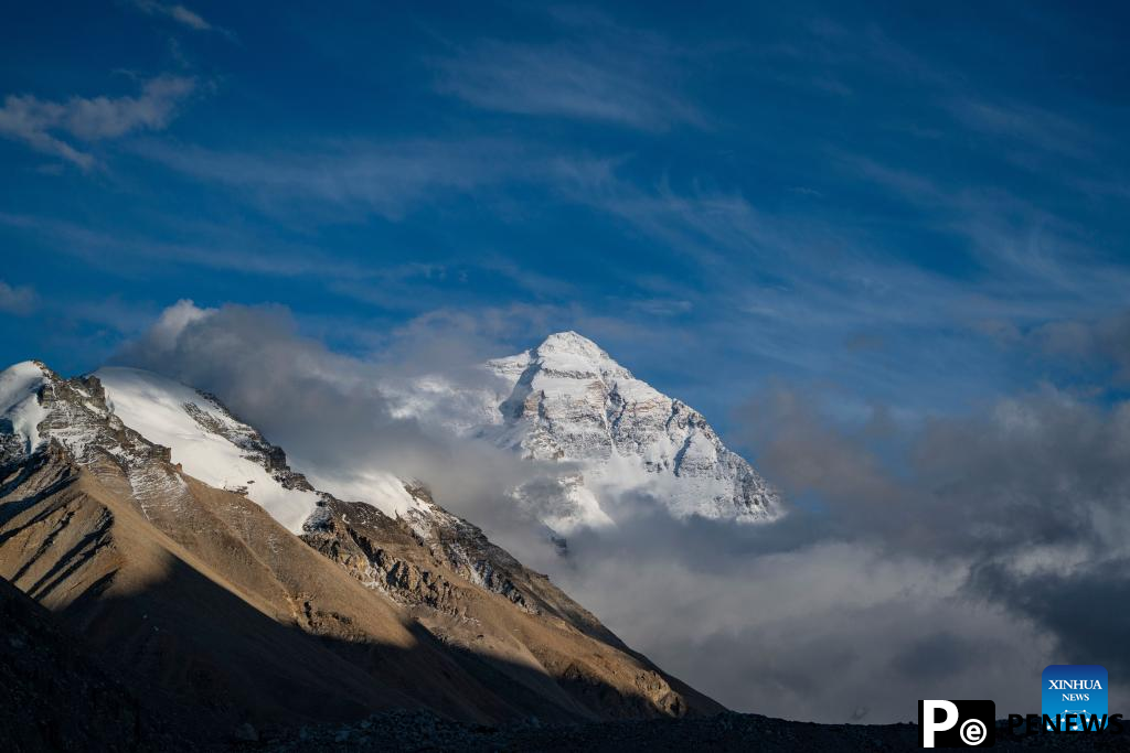 Mount Qomolangma scenic spot enters peak tourism season