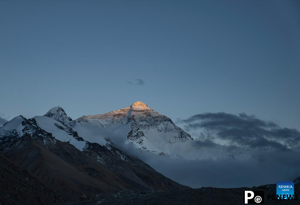 Mount Qomolangma scenic spot enters peak tourism season