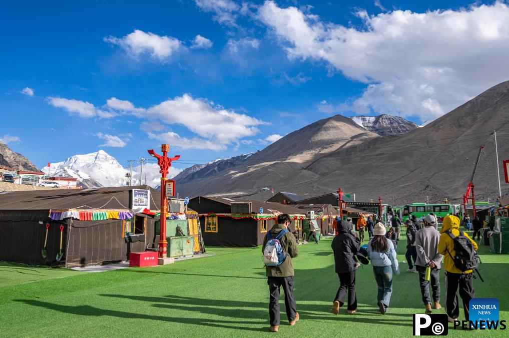 Mount Qomolangma scenic spot enters peak tourism season