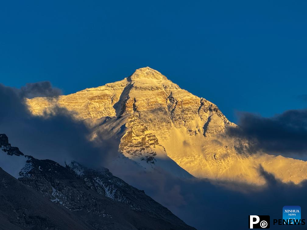 Mount Qomolangma scenic spot enters peak tourism season