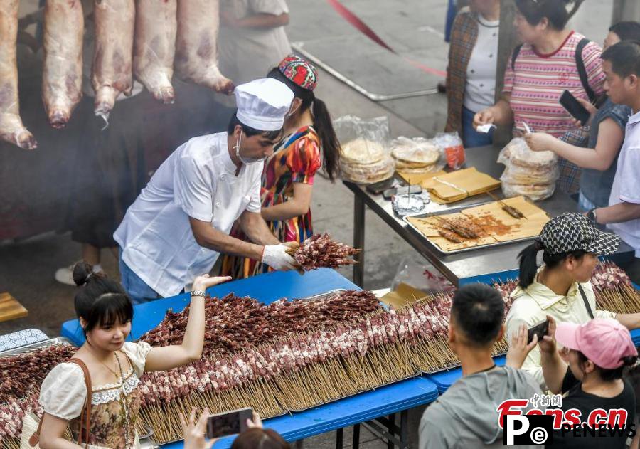 2nd Xinjiang Barbecue Festival wows visitors at Grand Bazaar in Urumqi