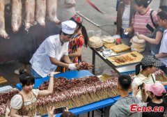 2nd Xinjiang Barbecue Festival wows visitors at Grand Bazaar in Urumqi