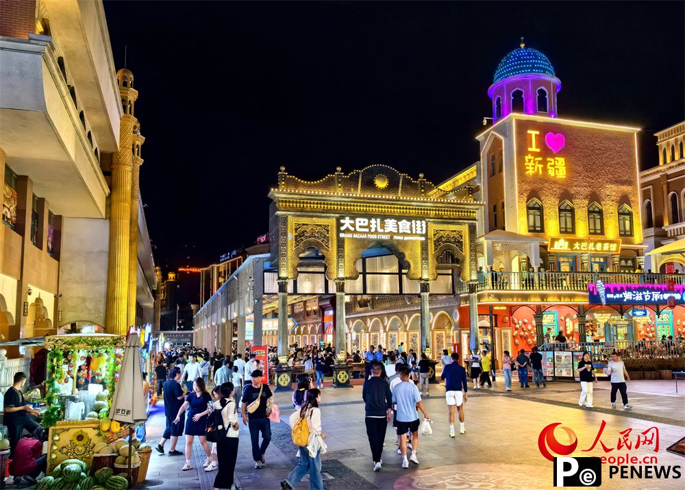 A glimpse of vibrant nightlife at international grand bazaar in NW China