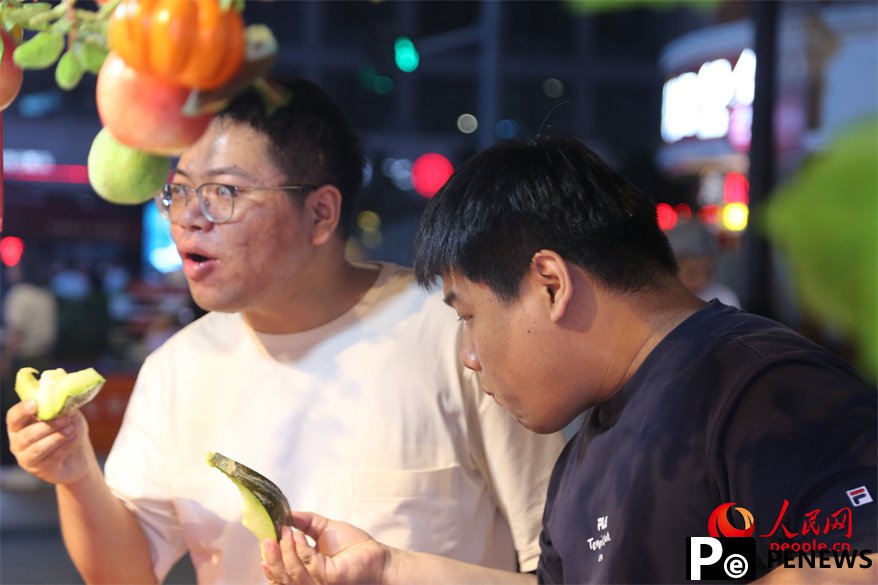 A glimpse of vibrant nightlife at international grand bazaar in NW China