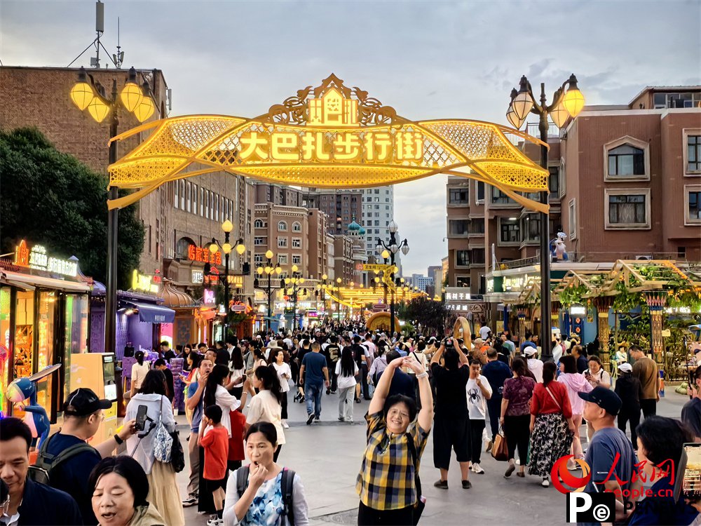 A glimpse of vibrant nightlife at international grand bazaar in NW China