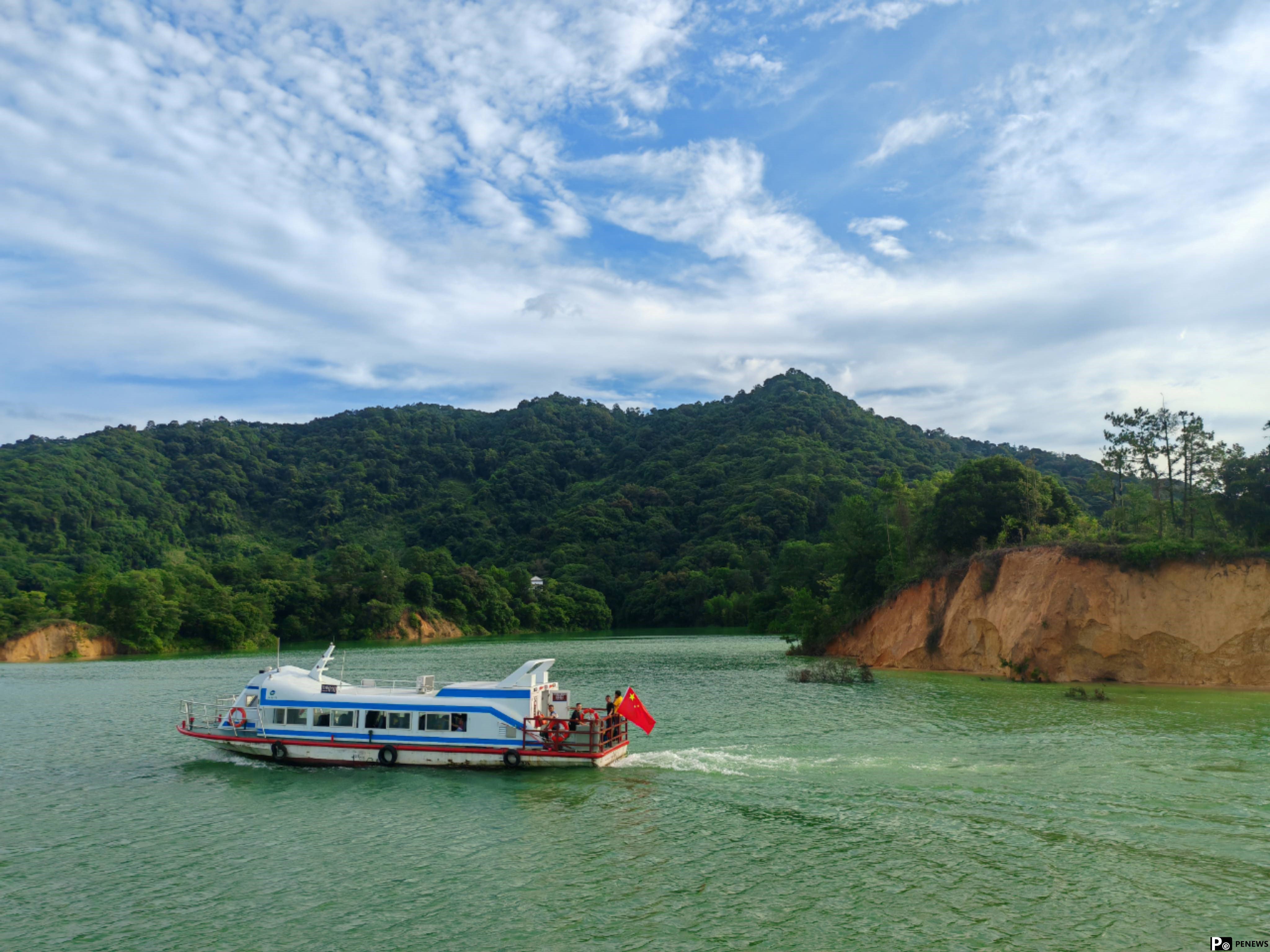 In pics: Beautiful scenery of Wanlyu Lake in S China