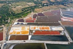 Salt lake in N China's Shanxi turns into tourist landmark