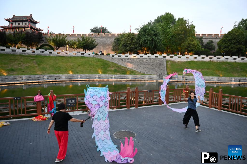 Sports life around the acient city wall in Xi