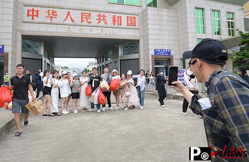 China-Vietnam border tourism booms in S China