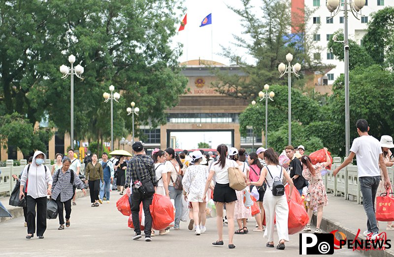 China-Vietnam border tourism booms in S China
