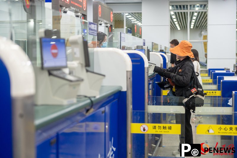 China-Vietnam border tourism booms in S China
