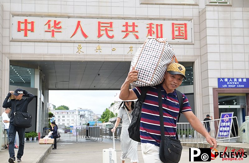 China-Vietnam border tourism booms in S China