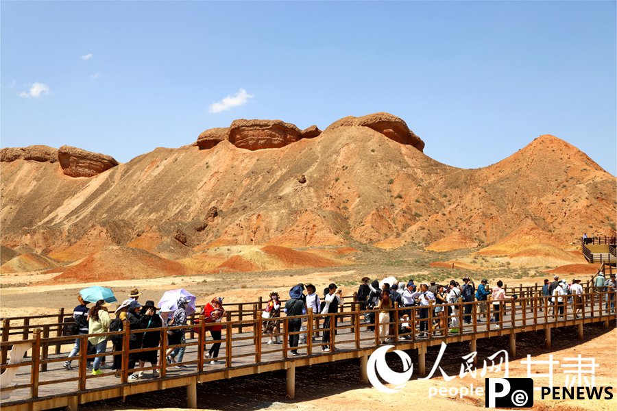 Colorful Danxia landform in NW China attracts tourists