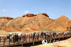 Colorful Danxia landform in NW China attracts tourists