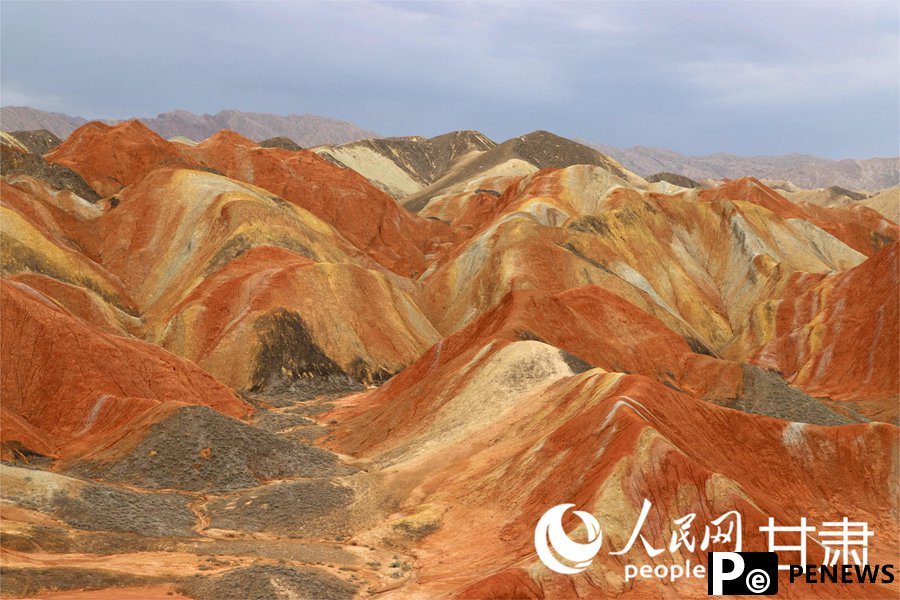 Colorful Danxia landform in NW China attracts tourists