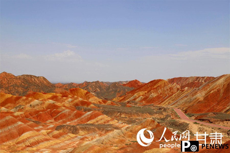Colorful Danxia landform in NW China attracts tourists