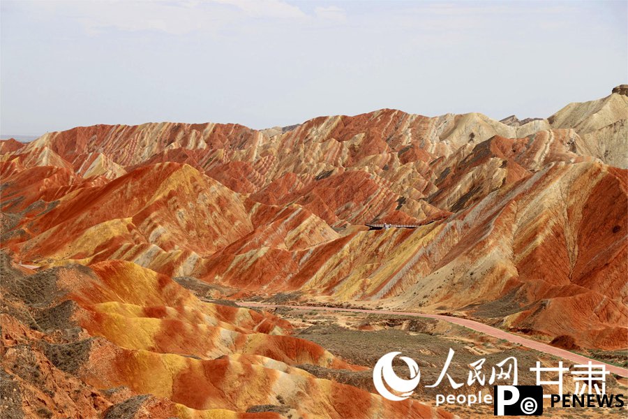 Colorful Danxia landform in NW China attracts tourists