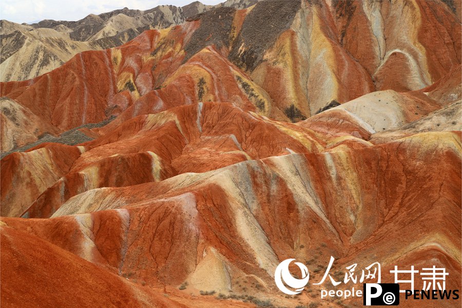 Colorful Danxia landform in NW China attracts tourists