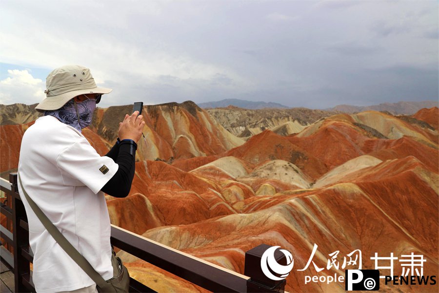 Colorful Danxia landform in NW China attracts tourists