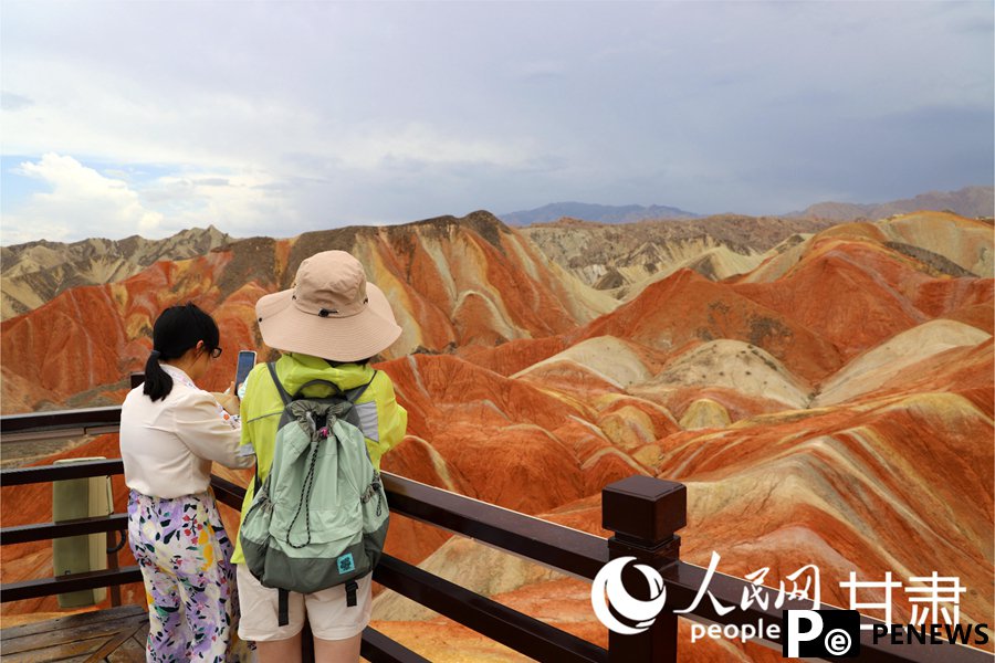 Colorful Danxia landform in NW China attracts tourists