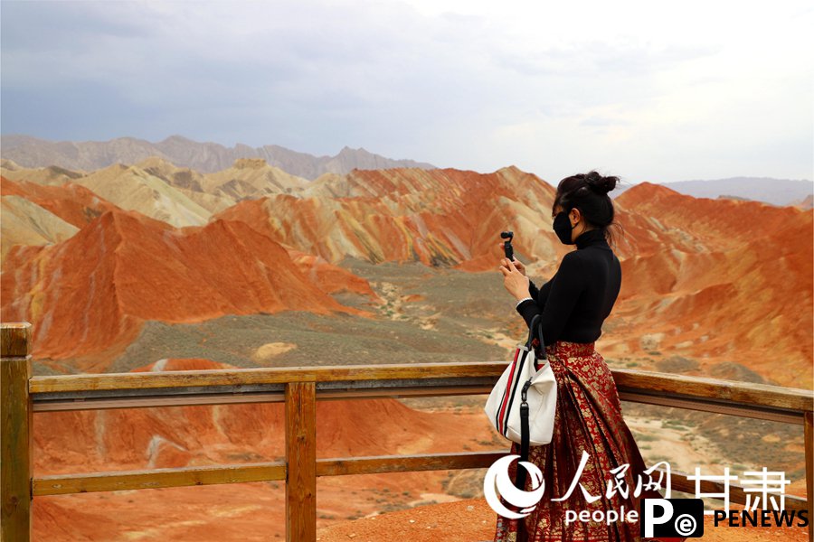 Colorful Danxia landform in NW China attracts tourists
