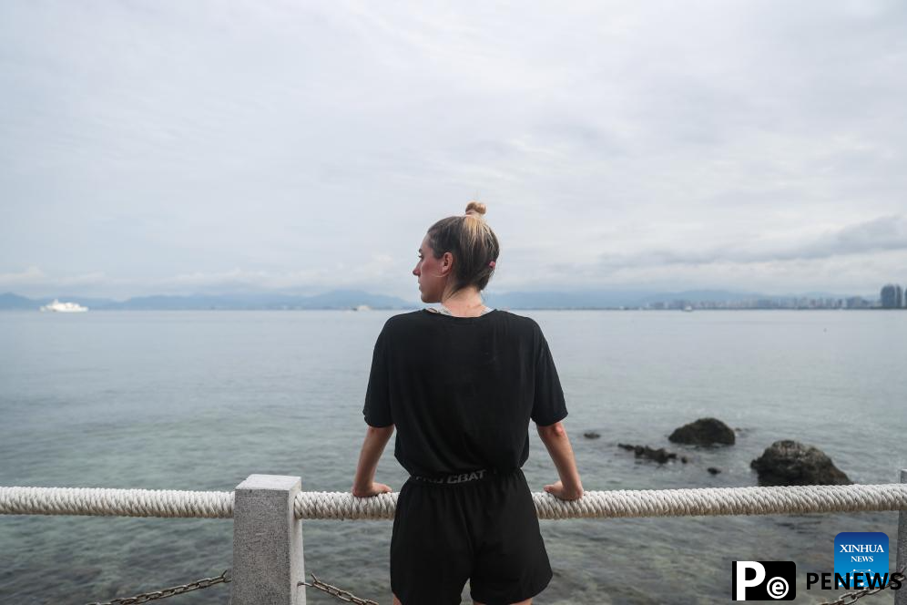 Pic story: deep bond between French scientist and Chinese white dolphins