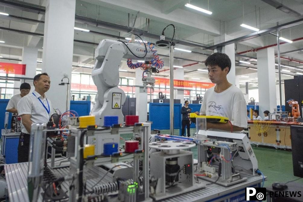 China speeds up cultivation of digital professionals