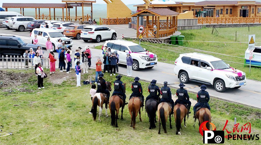 Mounted patrol team becomes a tourist attraction in N China