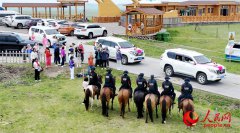 Mounted patrol team becomes a tourist attraction in N China's Inner Mongolia