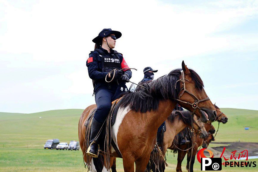 Mounted patrol team becomes a tourist attraction in N China