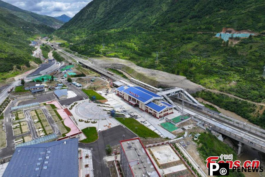 Three newly built stations along the Sichuan-Qinghai Railway unveiled