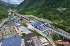 Three newly built stations along the Sichuan-Qinghai Railway unveiled