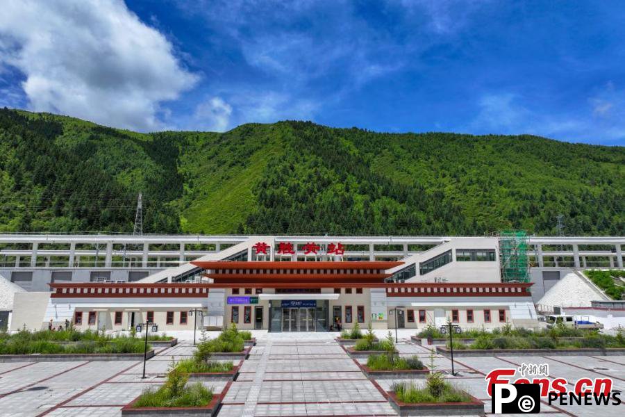 Three newly built stations along the Sichuan-Qinghai Railway unveiled