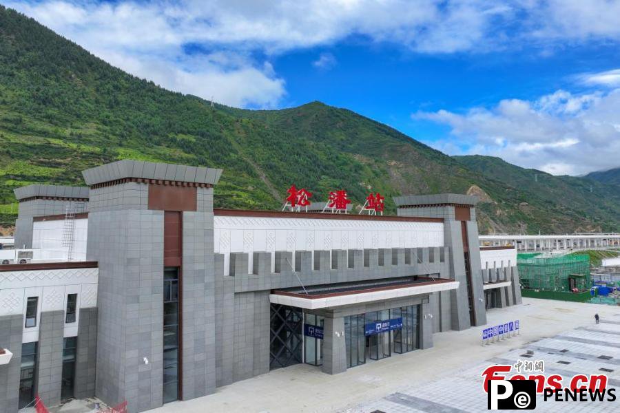 Three newly built stations along the Sichuan-Qinghai Railway unveiled