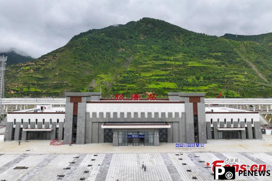 Three newly built stations along the Sichuan-Qinghai Railway unveiled