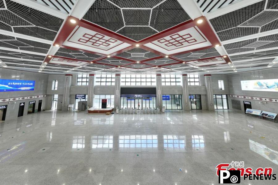 Three newly built stations along the Sichuan-Qinghai Railway unveiled