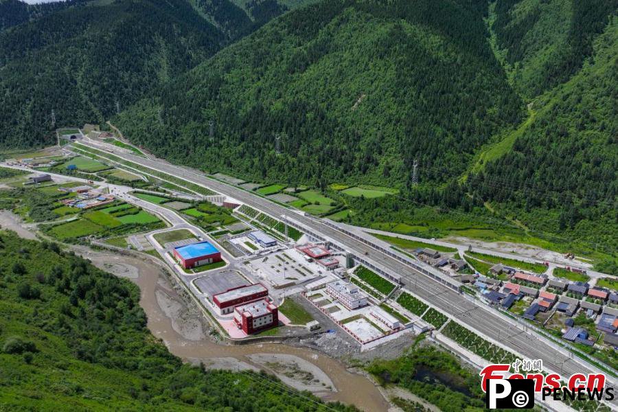 Three newly built stations along the Sichuan-Qinghai Railway unveiled