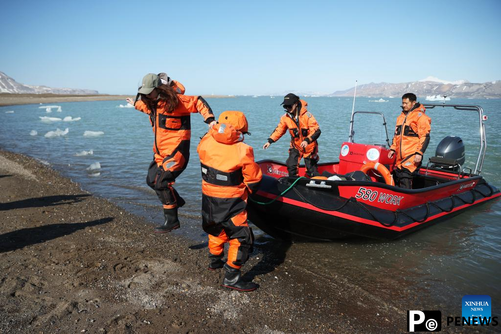 Scientists of Chinese Arctic expedition team conduct research in Norway